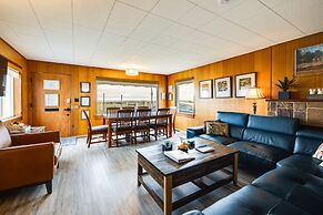 Beachfront Cottage on Seaside Promenade w/ Hot Tub