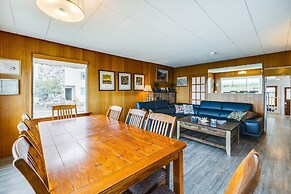 Beachfront Cottage on Seaside Promenade w/ Hot Tub