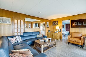 Beachfront Cottage on Seaside Promenade w/ Hot Tub