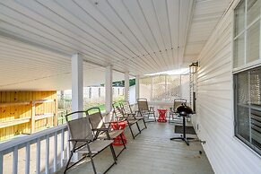 Pet-friendly Pigeon Forge Home w/ Deck!