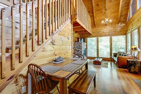 Sevierville Treetop Cabin: Hot Tub & Covered Deck