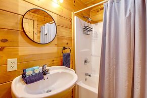 Sevierville Treetop Cabin: Hot Tub & Covered Deck