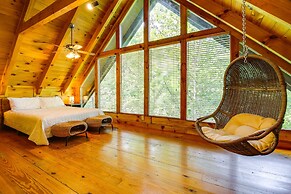 Sevierville Treetop Cabin: Hot Tub & Covered Deck