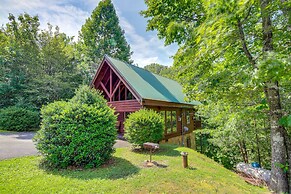 Sevierville Treetop Cabin: Hot Tub & Covered Deck