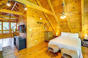 Sevierville Treetop Cabin: Hot Tub & Covered Deck