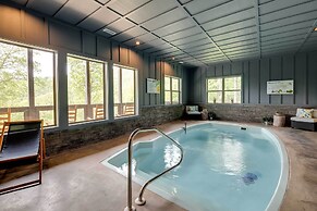Cobbly Nob Resort Cabin: Hot Tub, Pool & Views!