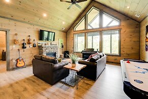 Cobbly Nob Resort Cabin: Hot Tub, Pool & Views!