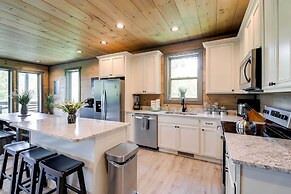 Cobbly Nob Resort Cabin: Hot Tub, Pool & Views!