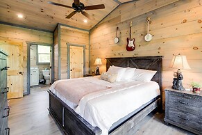 Cobbly Nob Resort Cabin: Hot Tub, Pool & Views!