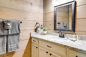Cobbly Nob Resort Cabin: Hot Tub, Pool & Views!