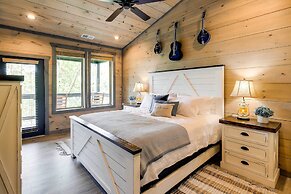 Cobbly Nob Resort Cabin: Hot Tub, Pool & Views!