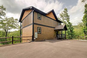 Cobbly Nob Resort Cabin: Hot Tub, Pool & Views!