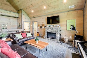 Cobbly Nob Resort Cabin: Hot Tub, Pool & Views!