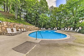 Cobbly Nob Resort Cabin: Hot Tub, Pool & Views!