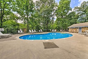 Cobbly Nob Resort Cabin: Hot Tub, Pool & Views!