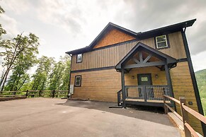 Cobbly Nob Resort Cabin: Hot Tub, Pool & Views!