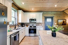 Cobbly Nob Resort Cabin: Hot Tub, Pool & Views!