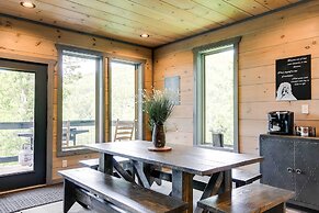 Cobbly Nob Resort Cabin: Hot Tub, Pool & Views!