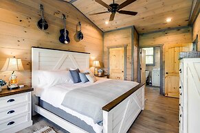 Cobbly Nob Resort Cabin: Hot Tub, Pool & Views!