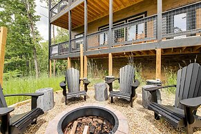 Cobbly Nob Resort Cabin: Hot Tub, Pool & Views!