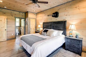 Cobbly Nob Resort Cabin: Hot Tub, Pool & Views!