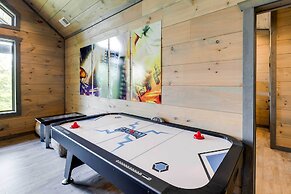 Cobbly Nob Resort Cabin: Hot Tub, Pool & Views!