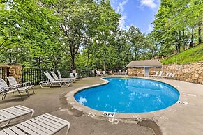 Cobbly Nob Resort Cabin: Hot Tub, Pool & Views!
