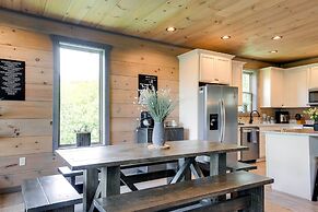 Cobbly Nob Resort Cabin: Hot Tub, Pool & Views!