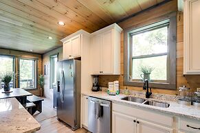 Cobbly Nob Resort Cabin: Hot Tub, Pool & Views!