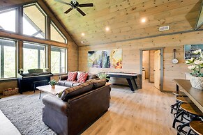 Cobbly Nob Resort Cabin: Hot Tub, Pool & Views!