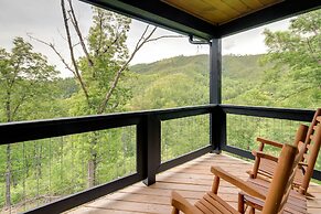 Cobbly Nob Resort Cabin: Hot Tub, Pool & Views!