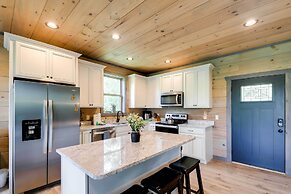 Cobbly Nob Resort Cabin: Hot Tub, Pool & Views!