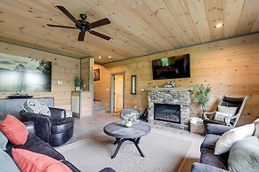 Cobbly Nob Resort Cabin: Hot Tub, Pool & Views!