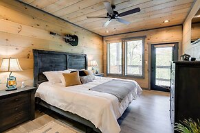 Cobbly Nob Resort Cabin: Hot Tub, Pool & Views!