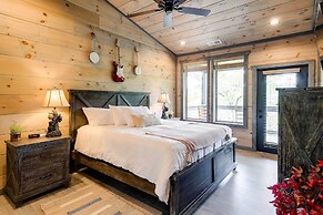 Cobbly Nob Resort Cabin: Hot Tub, Pool & Views!