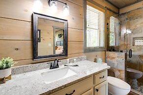 Cobbly Nob Resort Cabin: Hot Tub, Pool & Views!