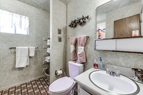 Cozy Cabin w/ Deck < 1 Mi to Midtown Ruidoso!