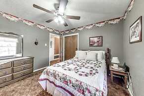 Cozy Cabin w/ Deck < 1 Mi to Midtown Ruidoso!