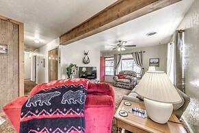 Cozy Cabin w/ Deck < 1 Mi to Midtown Ruidoso!