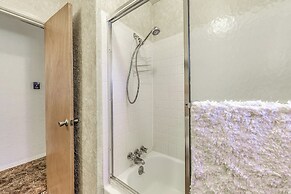 Cozy Cabin w/ Deck < 1 Mi to Midtown Ruidoso!