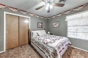 Cozy Cabin w/ Deck < 1 Mi to Midtown Ruidoso!