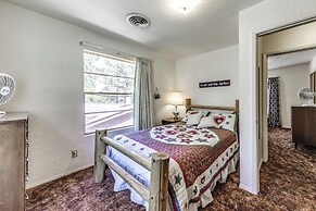 Cozy Cabin w/ Deck < 1 Mi to Midtown Ruidoso!