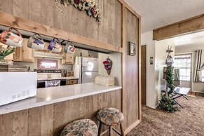 Cozy Cabin w/ Deck < 1 Mi to Midtown Ruidoso!