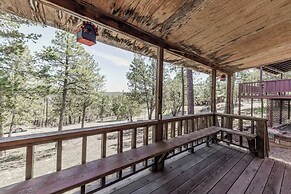 Cozy Cabin w/ Deck < 1 Mi to Midtown Ruidoso!