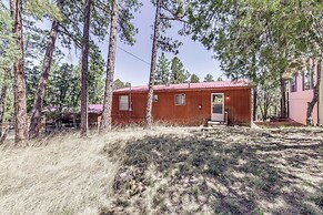 Cozy Cabin w/ Deck < 1 Mi to Midtown Ruidoso!