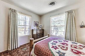 Cozy Cabin w/ Deck < 1 Mi to Midtown Ruidoso!