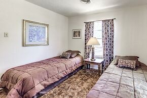 Cozy Cabin w/ Deck < 1 Mi to Midtown Ruidoso!