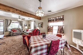 Cozy Cabin w/ Deck < 1 Mi to Midtown Ruidoso!