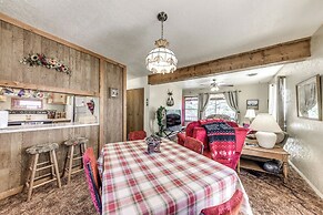 Cozy Cabin w/ Deck < 1 Mi to Midtown Ruidoso!