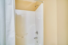 Pigeon Forge Home w/ Deck & Hot Tub Near Town!